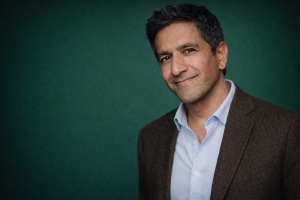 Especialista em saúde cerebral compartilhando depoimento sobre como a receita de mel mudou a vida do pai