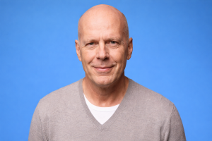 Celebridade relatando resultados positivos após experimentar mistura de mel para melhorar a memória